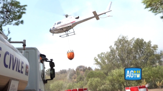 Le spettacolari operazioni di carico d'acqua degli elicotteri in un'azienda agricola durante lo spegnimento dei roghi sul Vesuvio