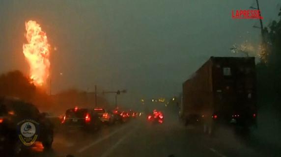 Usa, fulmine in autostrada colpisce cavi elettrici: le immagini riprese dalla dash cam