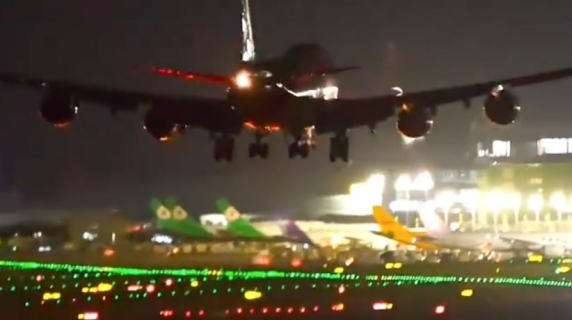 Brivido a Taiwan: l'aereo tocca terra con il motore e sfida il vento del tifone