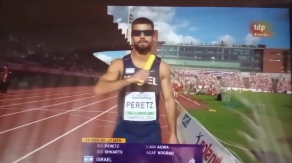 L’atleta israeliano fa il gesto del taglio della gola prima della gara agli Europei under 20: il video e le polemiche