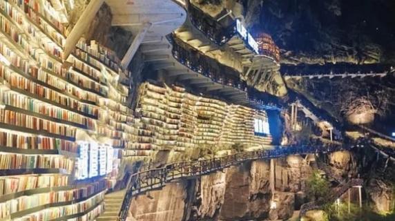 Ecco «Cliff Bookstore», la libreria in Cina costruita su un'antica parete di roccia a strapiombo sul vuoto
