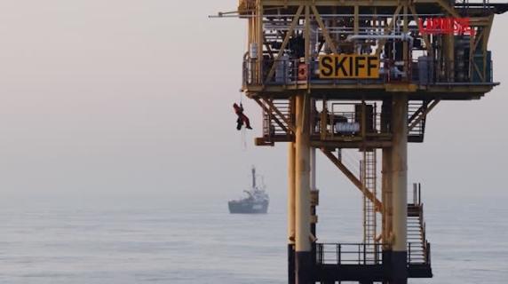 Greenpeace: il mare sanguina. Installata opera d'arte su una piattaforma Shell