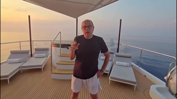Carlo Verdone (citando Borotalco) saluta i fan al «palo della morte»: «Buon Ferragosto»