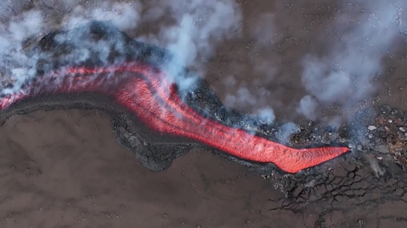 Lingua di fuoco dall'Etna, i turisti si avvicinano pericolosamente per lo scatto migliore