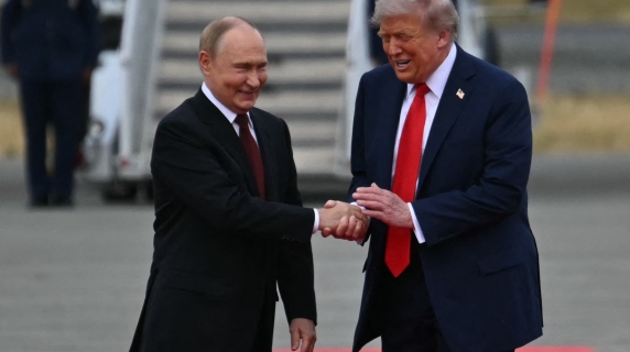 Trump e Putin atterrano in Alaska: stretta di mano in pista e sorrisi. Poi se ne vanno sulla stessa auto