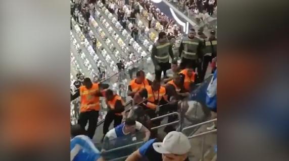 Manganellate e pugni sui tifosi, l'intervento choc di agenti e steward brasiliani durante Atletico Mineiro-Gody Cruz