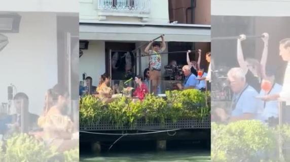 Venezia, l'attrice Lily Collins durante le riprese di Emily in Paris: il video all'hotel St. Regis