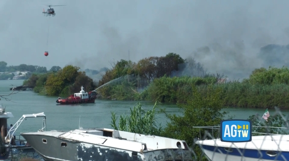 Fiumicino, incendio in un cantiere navale: le immagini dello spegnimento delle fiamme dal fiume