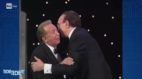 Pippo Baudo e l’abbraccio con Mike Bongiorno sul palco del'Ariston a Sanremo