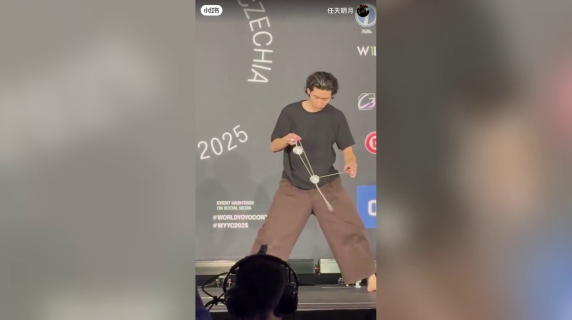 La spettacolare performance del campione del mondo di yo-yo