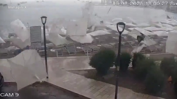 Violenta tromba marina in Salento: volano gli ombrelloni, devastato un lido di Porto Cesareo