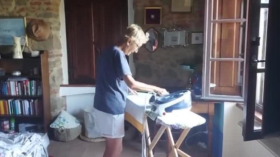 Laura Fincato stira cantando con la Callas