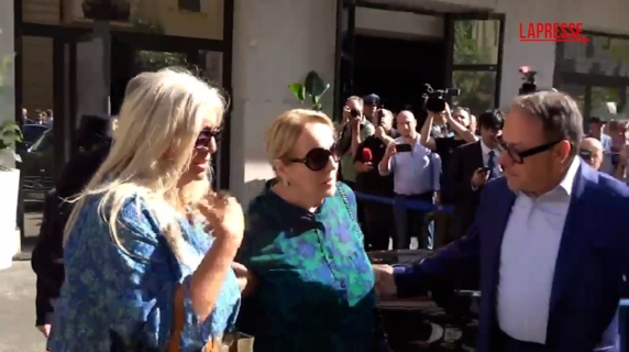 Katia Ricciarelli esce da camera ardente per Pippo Baudo accompagnata da Mara Venier