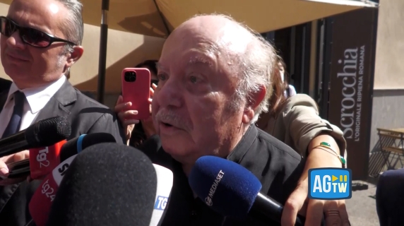 Lino Banfi alla camera ardente di Baudo: «Dopo la scomparsa di Berlusconi e Bergoglio, con Pippo dicevamo ‘ci siamo noi adesso’»