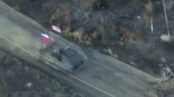 La denuncia di Kiev in un video: «Blindato nemico attacca con bandiere russa e degli Stati Uniti»