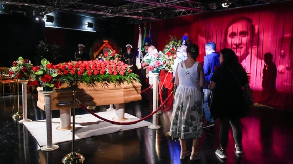 Il secondo giorno di apertura della camera ardente per Pippo Baudo - La diretta video
