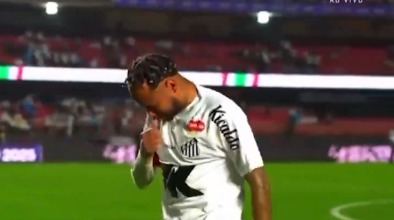 Neymar esce dal campo in lacrime dopo la sconfitta del suo Santos: il 6-0 contro il Vasco da Gama è il peggior risultato della carriera