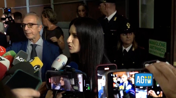 Laura Pausini alla camera ardente per Pippo Baudo: «L’incontro con lui mi ha cambiato la vita»