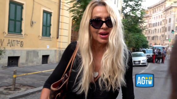 Valeria Marini, commossa, ricorda Pippo Baudo: «Sarà sempre con noi»