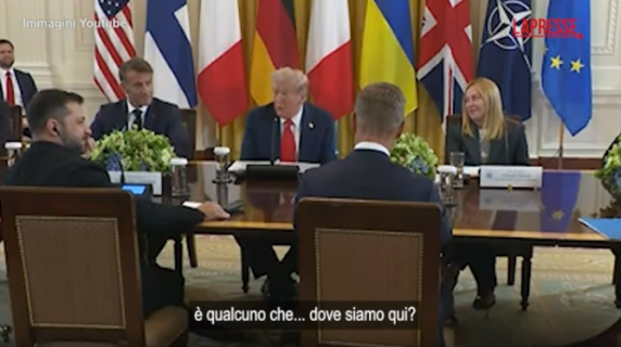 La gaffe di Trump, cerca il presidente della Finlandia che è davanti a lui: «Dov'è?». E Stubb: «Sono qui»