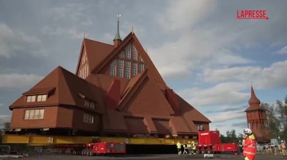 Svezia, la miniera avanza: una chiesa da 600 tonnellate «trasloca» di 5 km