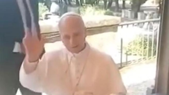 Il video virale di Papa Leone XIV, a tavola saluta un tifoso giallorosso: «Ciao Claudio, forza Roma!»
