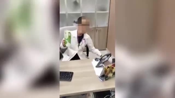 Medico e infermiera buttano i farmaci Teva nel cestino