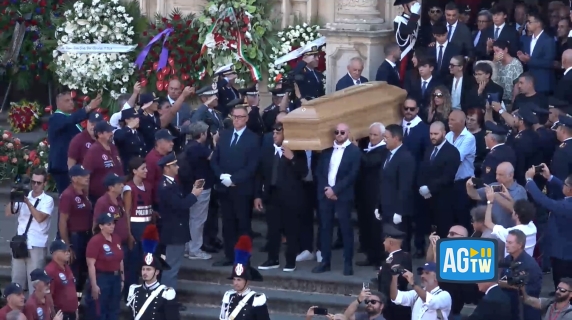 L'uscita del feretro di Pippo Baudo tra gli applausi della folla dopo i funerali a Militello