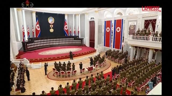 (LaPresse) Il leader nordcoreano Kim Jong Un ha tenuto una cerimonia nella capitale Pyongyang per conferire onorificenze statali ai soldati tornati dal combattimento in Ucraina e per piangere i caduti, secondo quanto riferito venerdì dai media st...
