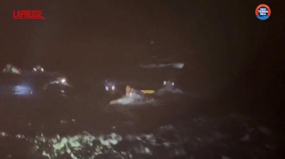Migranti gettati in mare di notte, il salvataggio di 10 naufraghi al largo della Libia