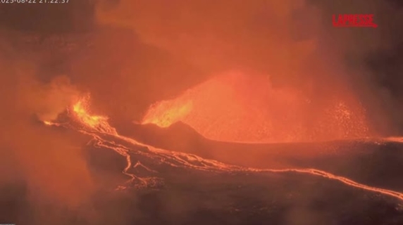 Il vulcano Kilauea erutta alle Hawaii, l'arco di lava altro 30 metri è impressionante
