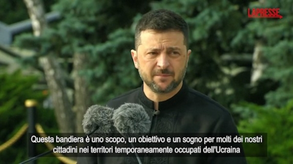 (LaPresse) Volodymyr Zelensky ha partecipato alla cerimonia che celebra la giornata nazionale della bandiera ucraina. Il presidente, a Kiev, ha tenuto un discorso alla luce del recente vertice a Washington con Donald Trump e i leader di Ue e Nato...