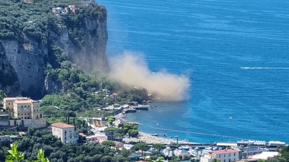 Paura a Vico Equense, crolla il costone di roccia all'altezza di Punta Scutolo