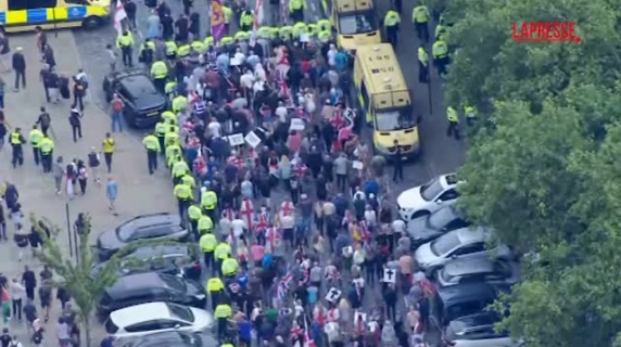 Proteste a Liverpool contro gli hotel per richiedenti asilo