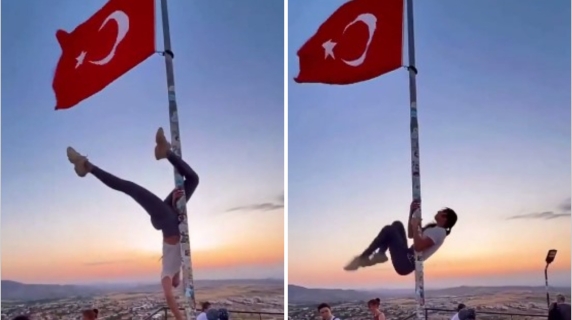 La turista in Cappadocia danza sull'asta della bandiera turca, il video diventa virale e finisce all'attenzione delle autorità: denunciata