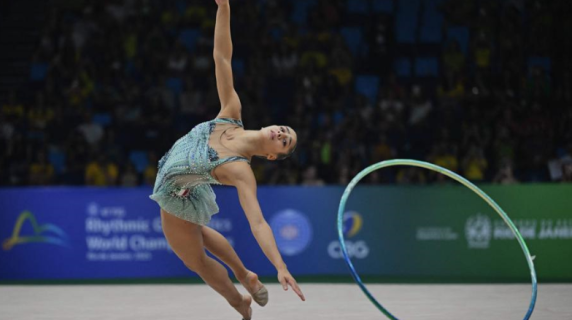 Così Sofia Raffaeli ha vinto l'oro nel cerchio ai Mondiali: la prova perfetta sulle note di «Tu si 'na cosa grande» di Modugno