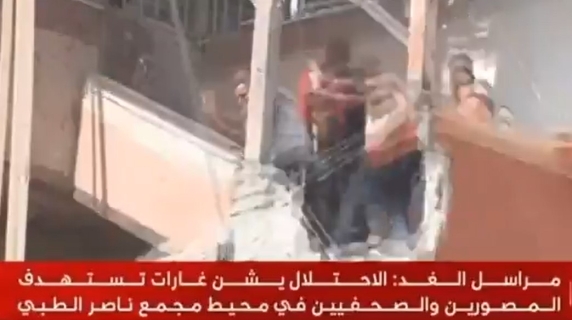 Il video del bombardamento di Israele sull’ospedale Nasser di Gaza trasmesso in diretta tv durante una trasmissione