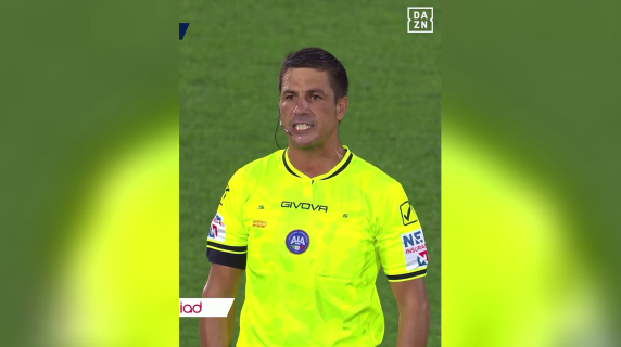 L'enfasi dell'arbitro Manganiello che allo stadio annuncia «È fuorigioco», ironia sui social e in tv