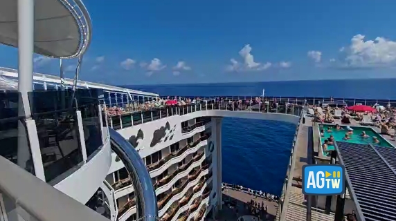 La testimonianza di un passeggero a bordo della nave da crociera Msc in avaria al largo di Ponza: «Siamo fermi con le eliche spente»