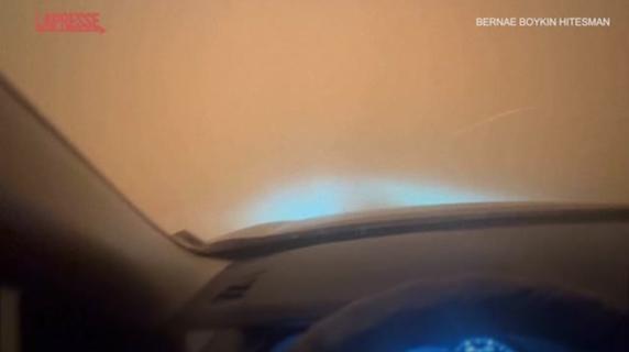Tempesta di sabbia e polvere in Arizona: l'auto viene avvolta completamente