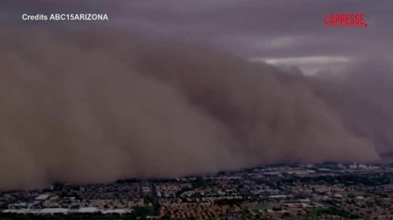 Un'immensa nube di polvere incombe su Phoenix: le spettacolari immagini dall'alto della tempesta di sabbia in Texas