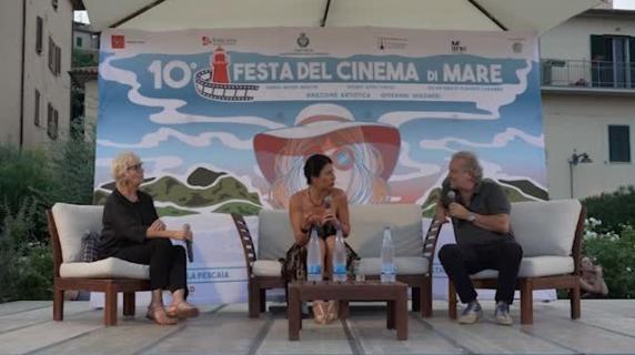 Geppi Cucciari alla Festa del Cinema di Mare: «Lavoravo da un notaio, dopo la firma di un testamento diceva 'a presto' e i parenti 'tiè!'»