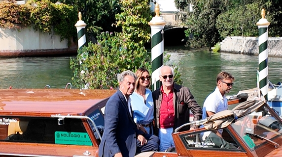 Accoglienza da star per Sorrentino a Venezia, tra fotografi e fan a caccia di autografi