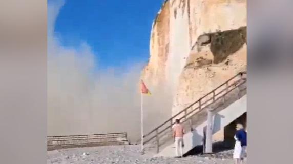 Normandia, la scogliera crolla sotto gli occhi dei turisti: il video