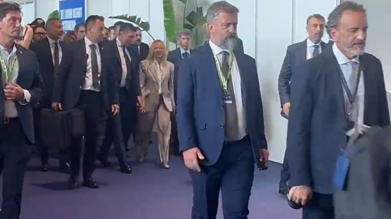 L'arrivo di Meloni al Meeting Rimini accolta dagli applausi