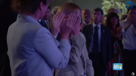 Standing ovation per Meloni al Meeting di Rimini, e lei si commuove