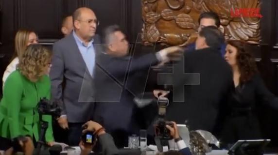 La rissa al Senato in Messico: volano schiaffi e spintoni durante la plenaria