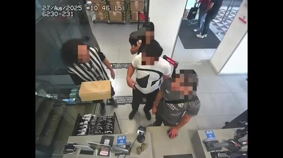 Shopping forsennato in Corso Vittorio Emanuele (ma la carta di credito è rubata)