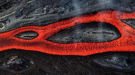 Lo spettacolo mozzafiato delle colate laviche dell'Etna: il video dal drone