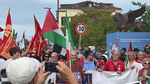 Lo sbarco dei manifestanti pro Pal al Lido di Venezia